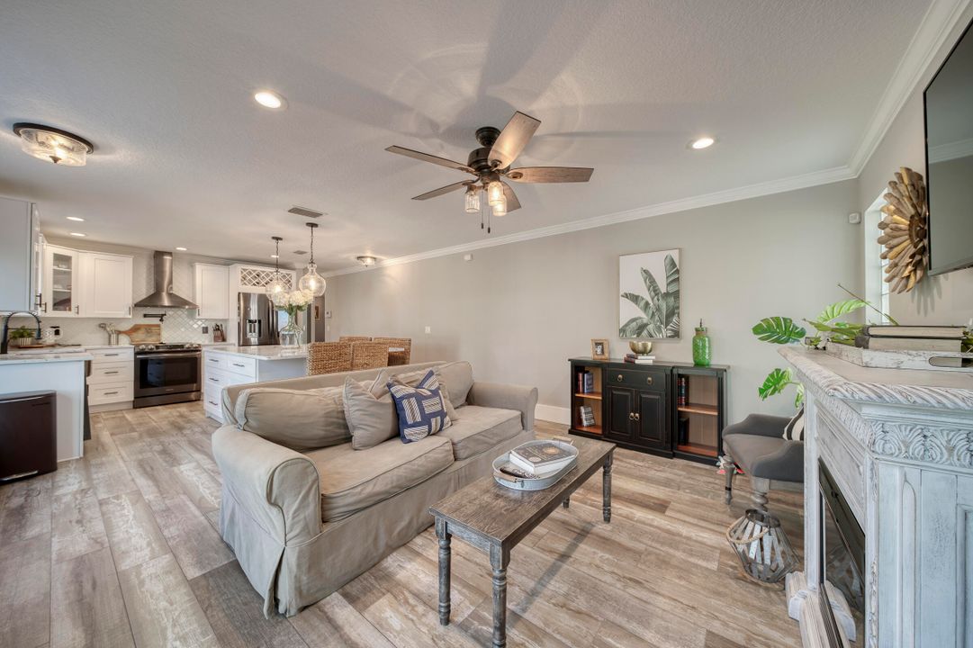 合同活跃: $1,027,000 (5 贝兹, 2 浴室, 2341 平方英尺)