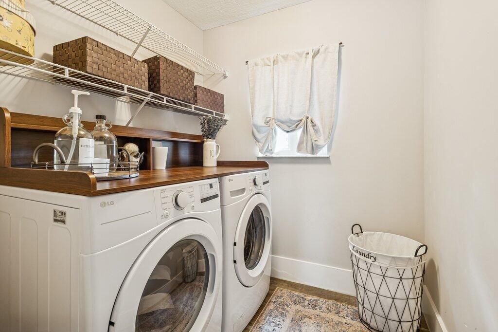 合同活跃: $1,027,000 (5 贝兹, 2 浴室, 2341 平方英尺)