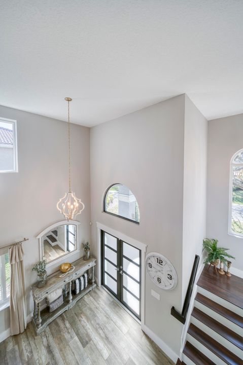 合同活跃: $1,027,000 (5 贝兹, 2 浴室, 2341 平方英尺)