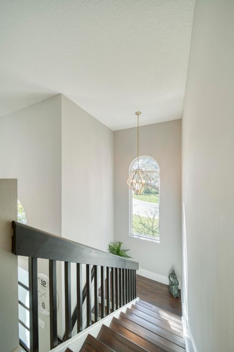 合同活跃: $1,027,000 (5 贝兹, 2 浴室, 2341 平方英尺)