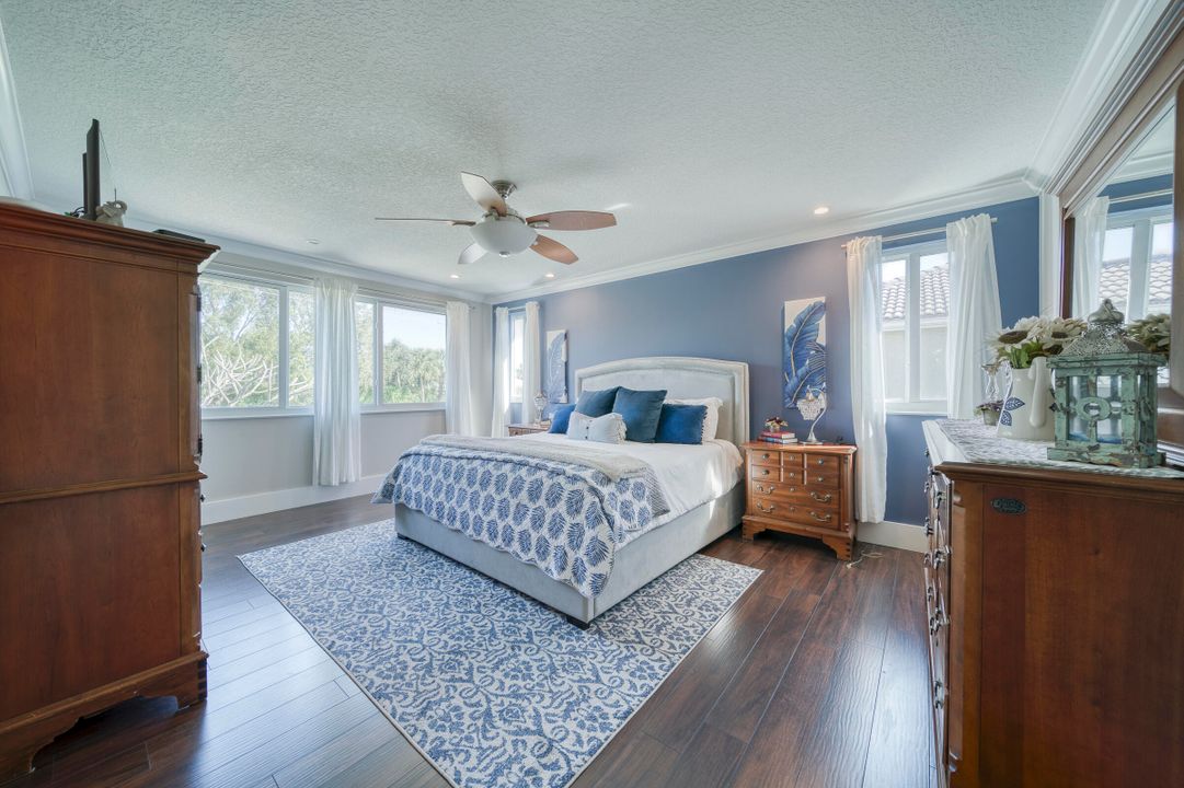 合同活跃: $1,027,000 (5 贝兹, 2 浴室, 2341 平方英尺)