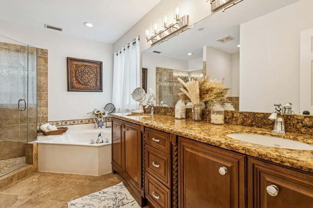 合同活跃: $1,027,000 (5 贝兹, 2 浴室, 2341 平方英尺)