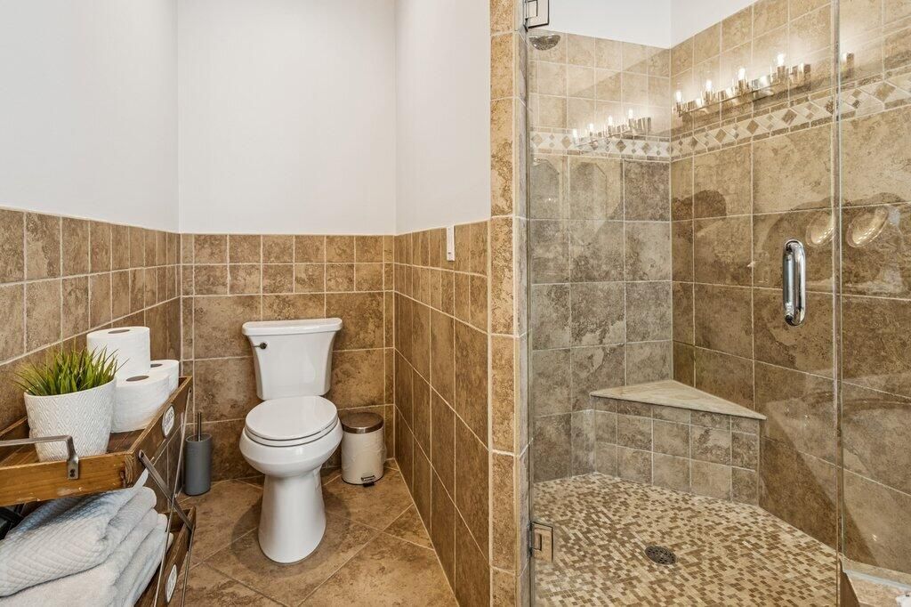 合同活跃: $1,027,000 (5 贝兹, 2 浴室, 2341 平方英尺)