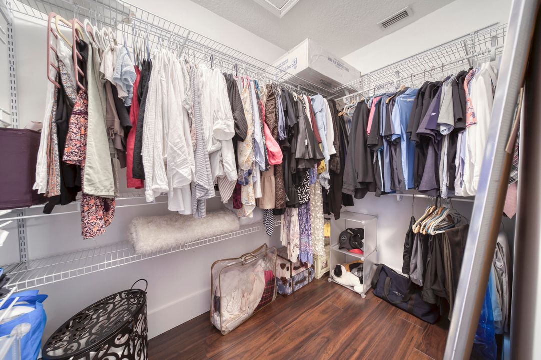 合同活跃: $1,027,000 (5 贝兹, 2 浴室, 2341 平方英尺)