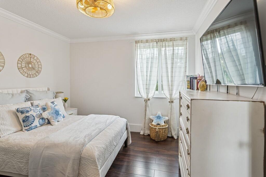 合同活跃: $1,027,000 (5 贝兹, 2 浴室, 2341 平方英尺)