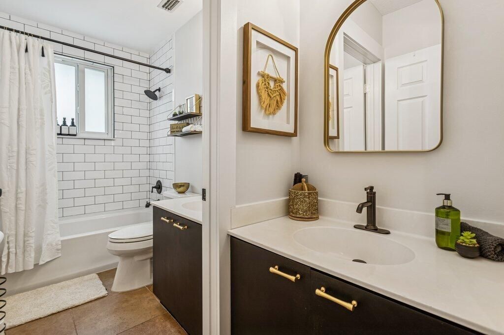 合同活跃: $1,027,000 (5 贝兹, 2 浴室, 2341 平方英尺)