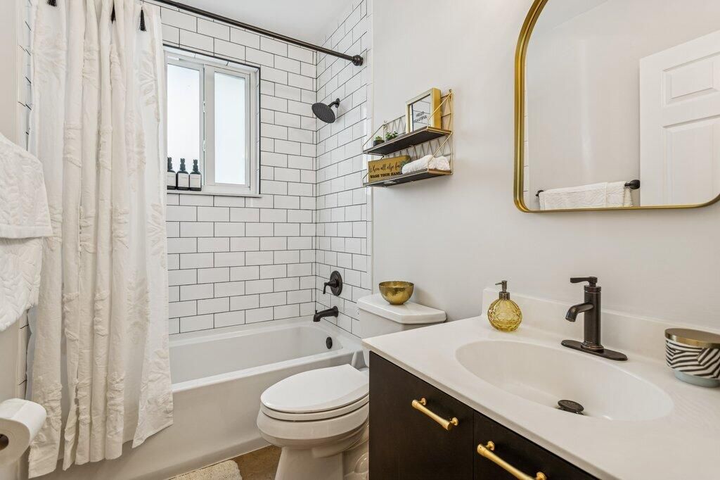 合同活跃: $1,027,000 (5 贝兹, 2 浴室, 2341 平方英尺)