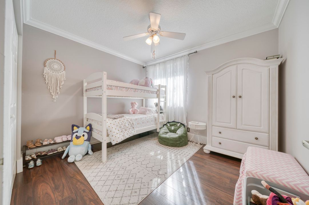 合同活跃: $1,027,000 (5 贝兹, 2 浴室, 2341 平方英尺)