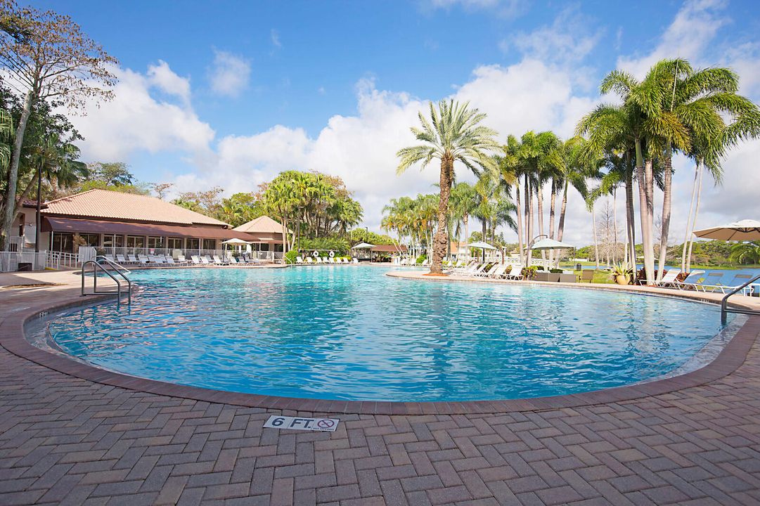 合同活跃: $1,027,000 (5 贝兹, 2 浴室, 2341 平方英尺)