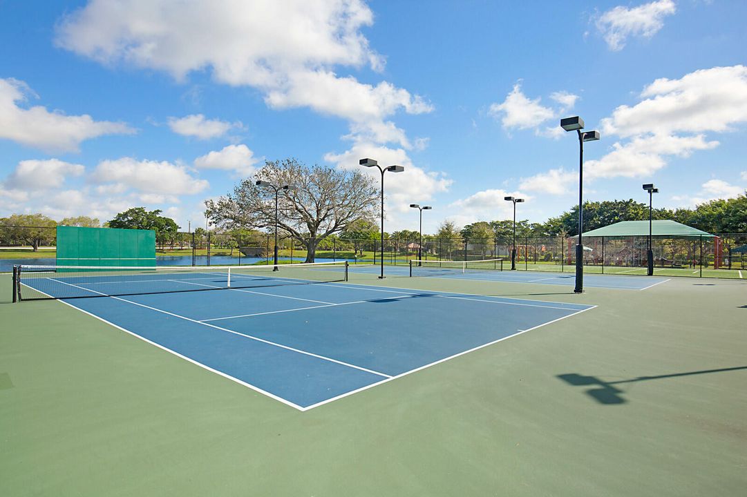 合同活跃: $1,027,000 (5 贝兹, 2 浴室, 2341 平方英尺)