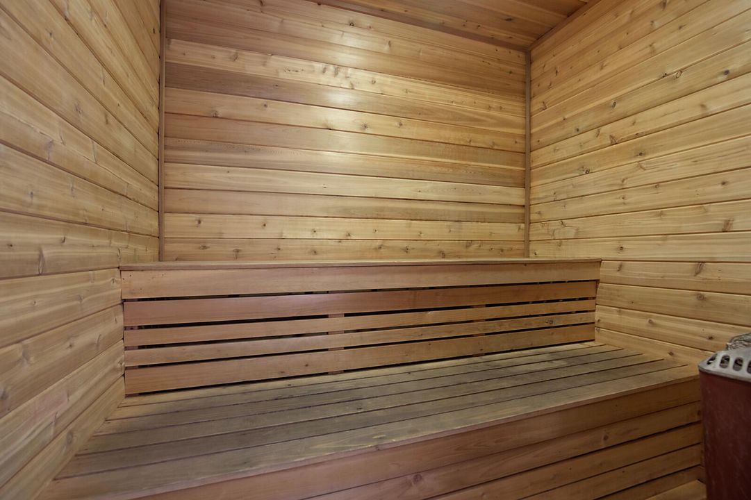 合同活跃: $1,027,000 (5 贝兹, 2 浴室, 2341 平方英尺)