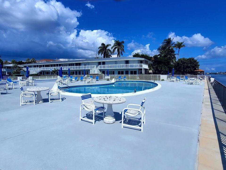 Active With Contract: $185,000 (2 beds, 1 baths, 798 Square Feet)