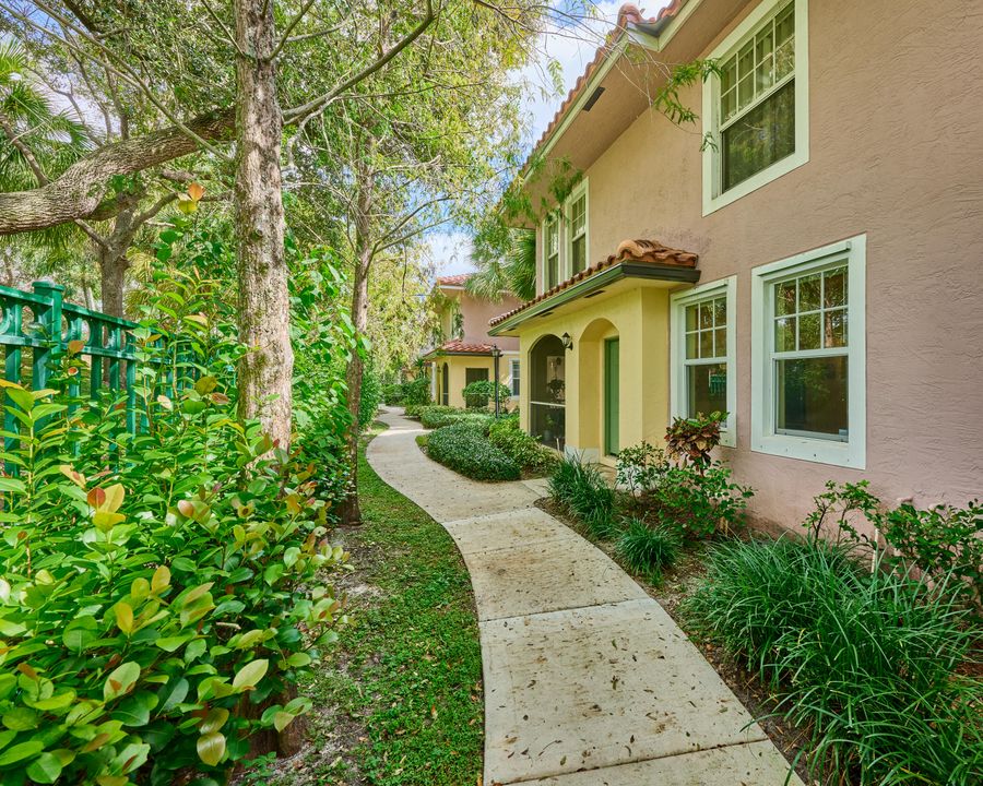 合同活跃: $325,000 (2 贝兹, 2 浴室, 1203 平方英尺)