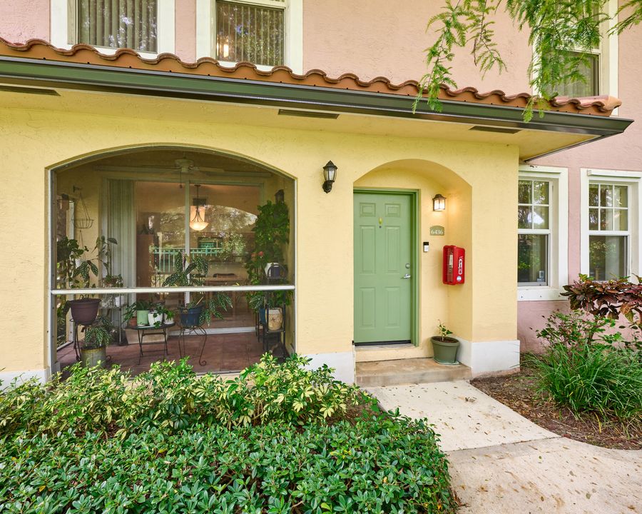 合同活跃: $325,000 (2 贝兹, 2 浴室, 1203 平方英尺)