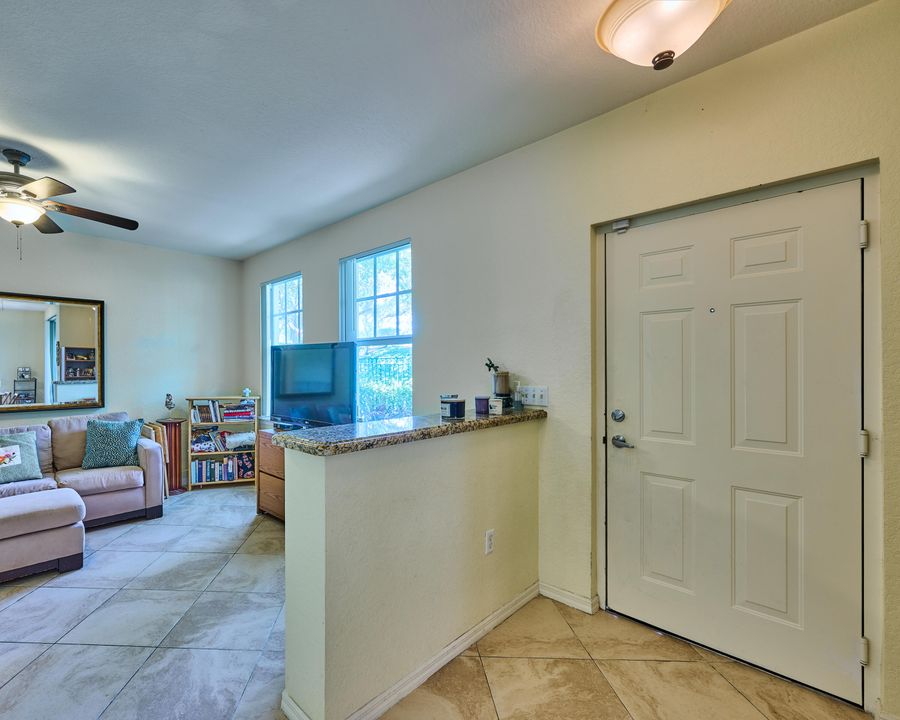 合同活跃: $325,000 (2 贝兹, 2 浴室, 1203 平方英尺)