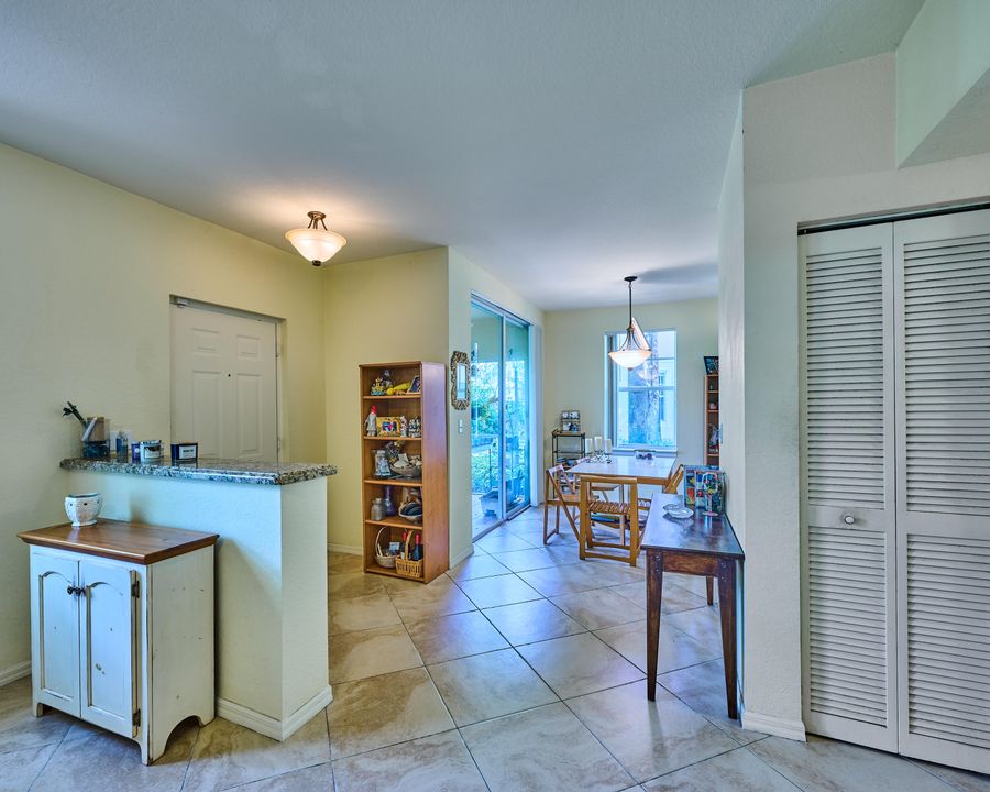 合同活跃: $325,000 (2 贝兹, 2 浴室, 1203 平方英尺)