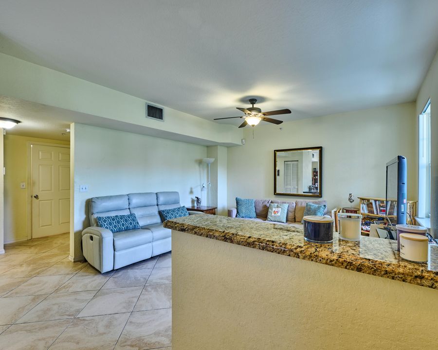 合同活跃: $325,000 (2 贝兹, 2 浴室, 1203 平方英尺)