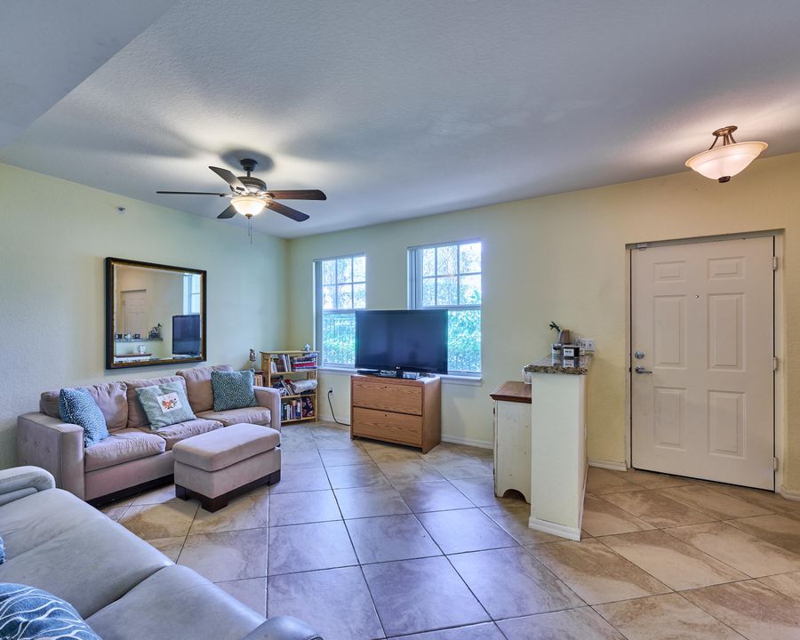 合同活跃: $325,000 (2 贝兹, 2 浴室, 1203 平方英尺)