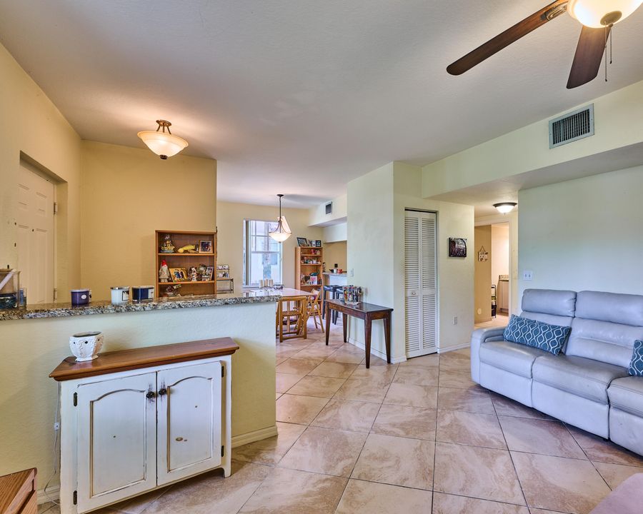 合同活跃: $325,000 (2 贝兹, 2 浴室, 1203 平方英尺)