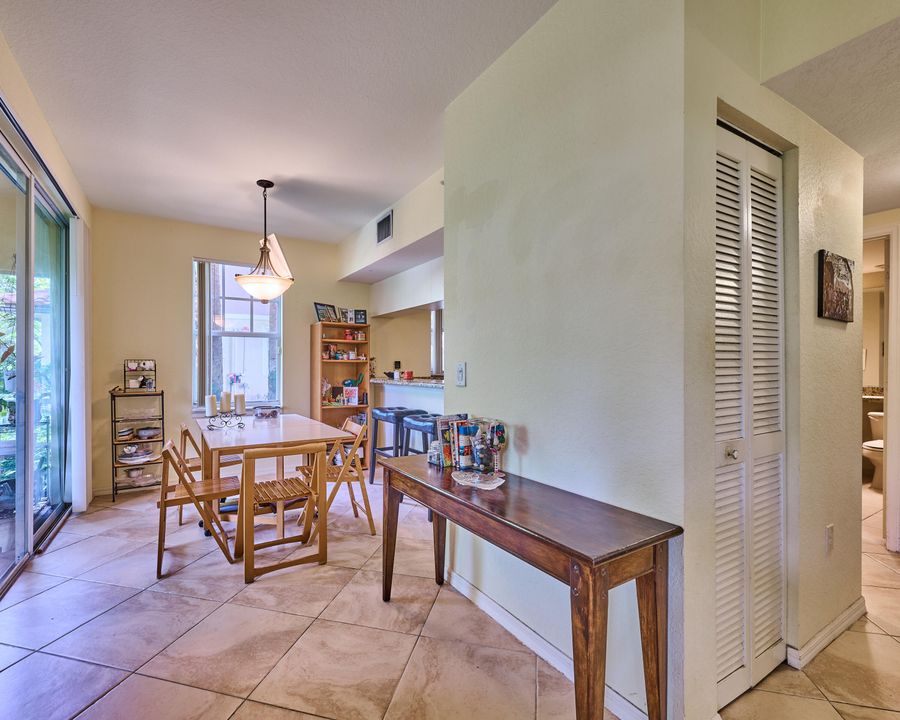 合同活跃: $325,000 (2 贝兹, 2 浴室, 1203 平方英尺)