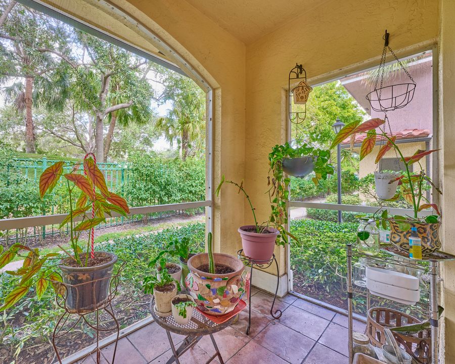 合同活跃: $325,000 (2 贝兹, 2 浴室, 1203 平方英尺)