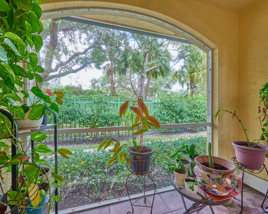 合同活跃: $325,000 (2 贝兹, 2 浴室, 1203 平方英尺)