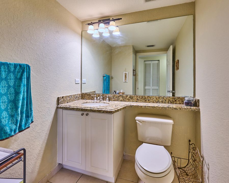 合同活跃: $325,000 (2 贝兹, 2 浴室, 1203 平方英尺)