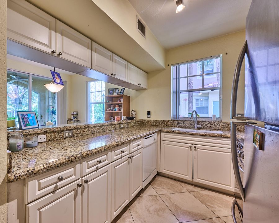 合同活跃: $325,000 (2 贝兹, 2 浴室, 1203 平方英尺)