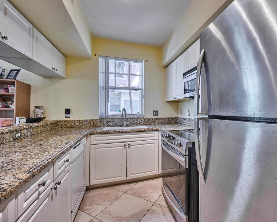 合同活跃: $325,000 (2 贝兹, 2 浴室, 1203 平方英尺)