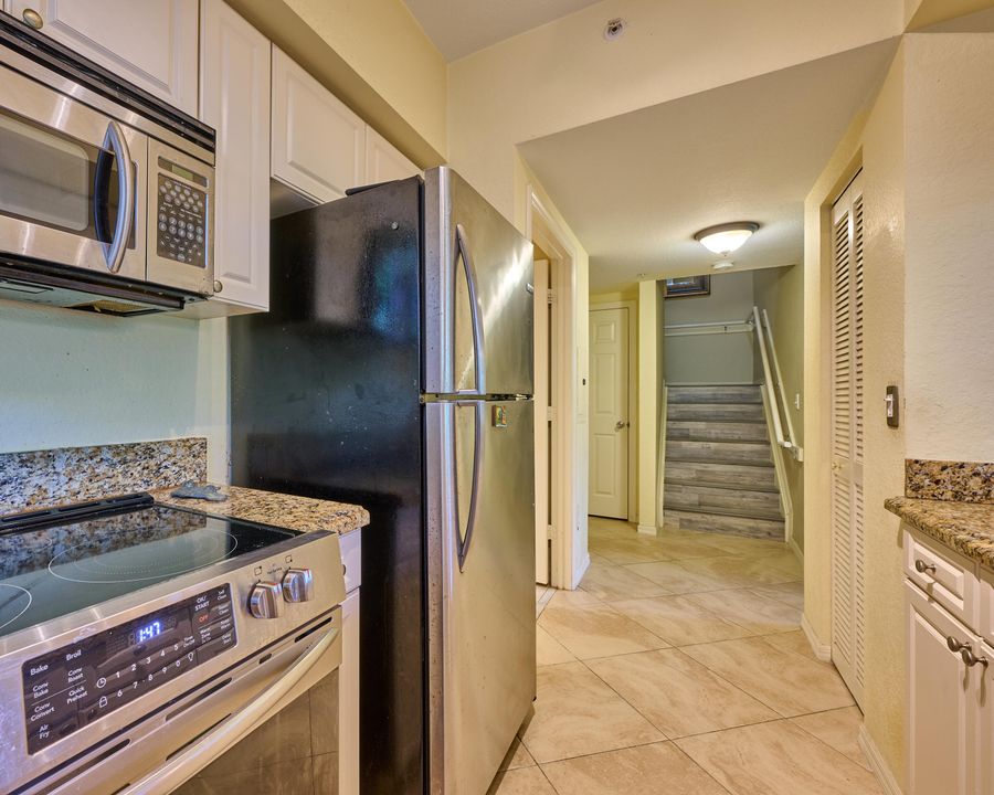 合同活跃: $325,000 (2 贝兹, 2 浴室, 1203 平方英尺)