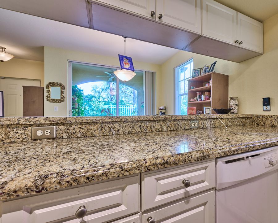 合同活跃: $325,000 (2 贝兹, 2 浴室, 1203 平方英尺)