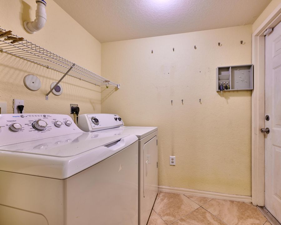 合同活跃: $325,000 (2 贝兹, 2 浴室, 1203 平方英尺)