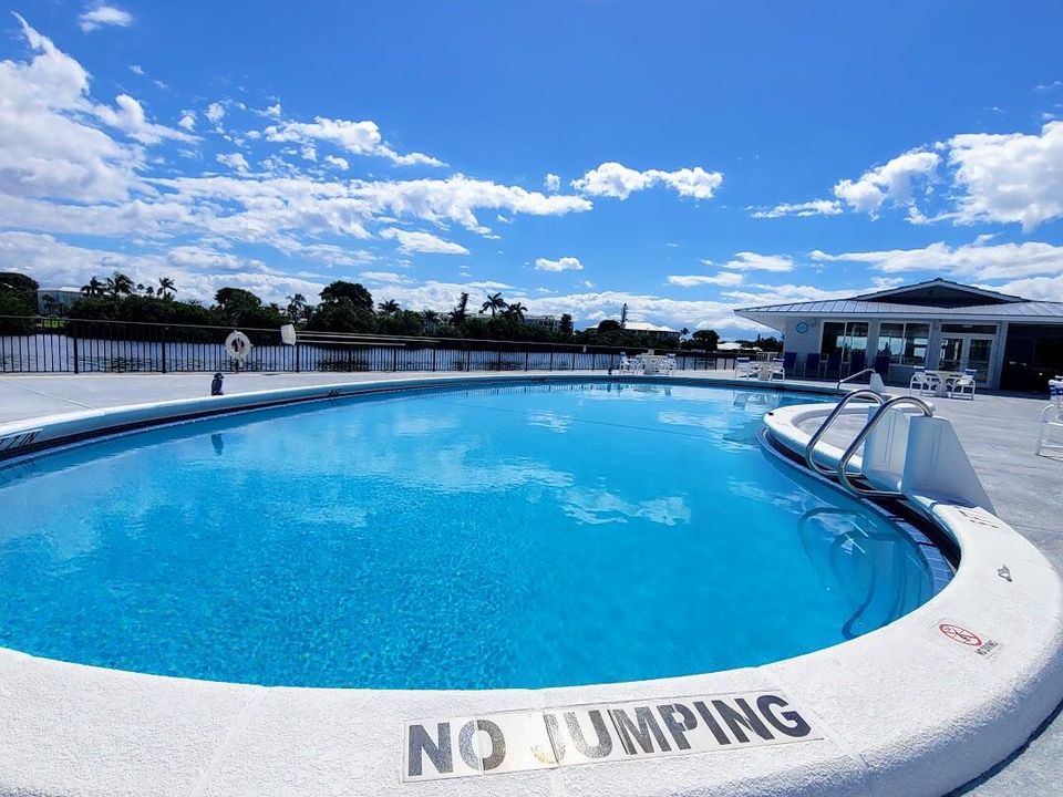 Active With Contract: $185,000 (2 beds, 1 baths, 798 Square Feet)