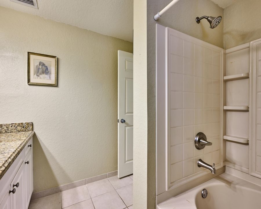 合同活跃: $325,000 (2 贝兹, 2 浴室, 1203 平方英尺)