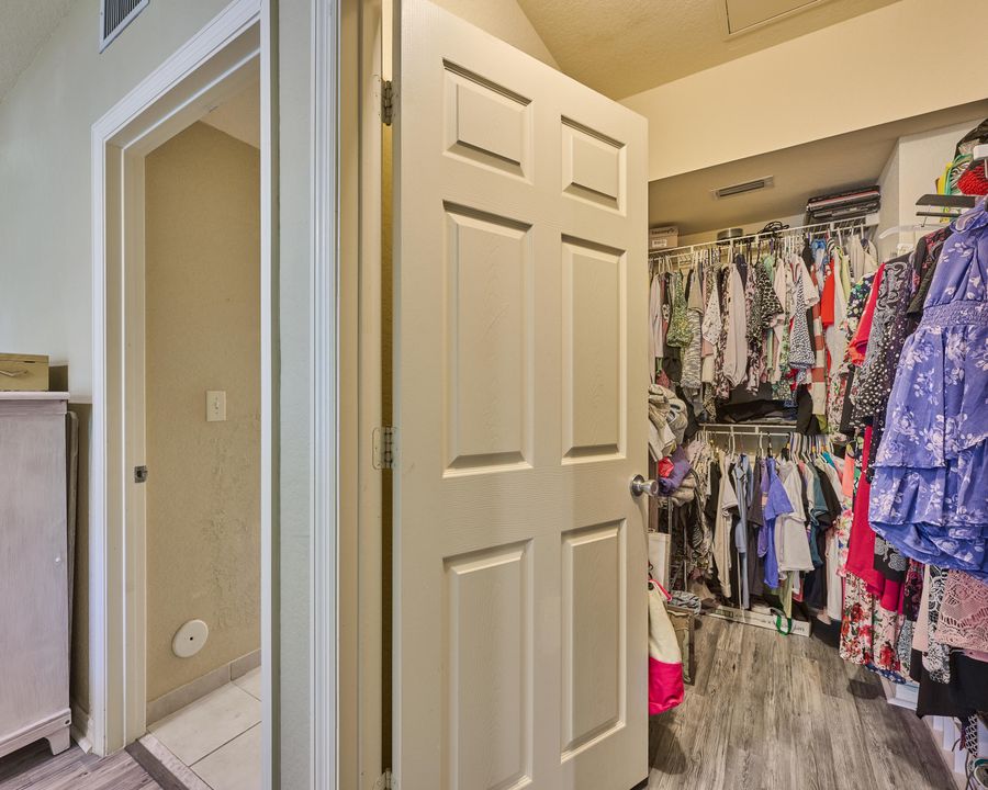 合同活跃: $325,000 (2 贝兹, 2 浴室, 1203 平方英尺)