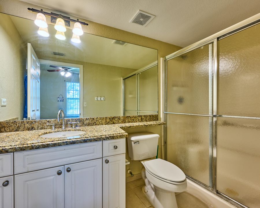 合同活跃: $325,000 (2 贝兹, 2 浴室, 1203 平方英尺)