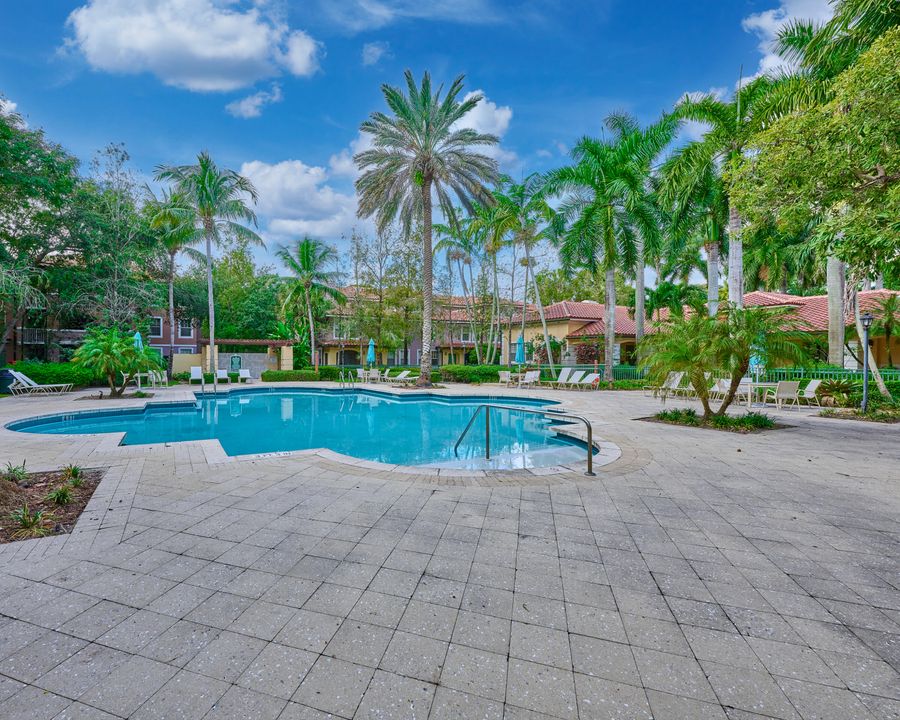 合同活跃: $325,000 (2 贝兹, 2 浴室, 1203 平方英尺)