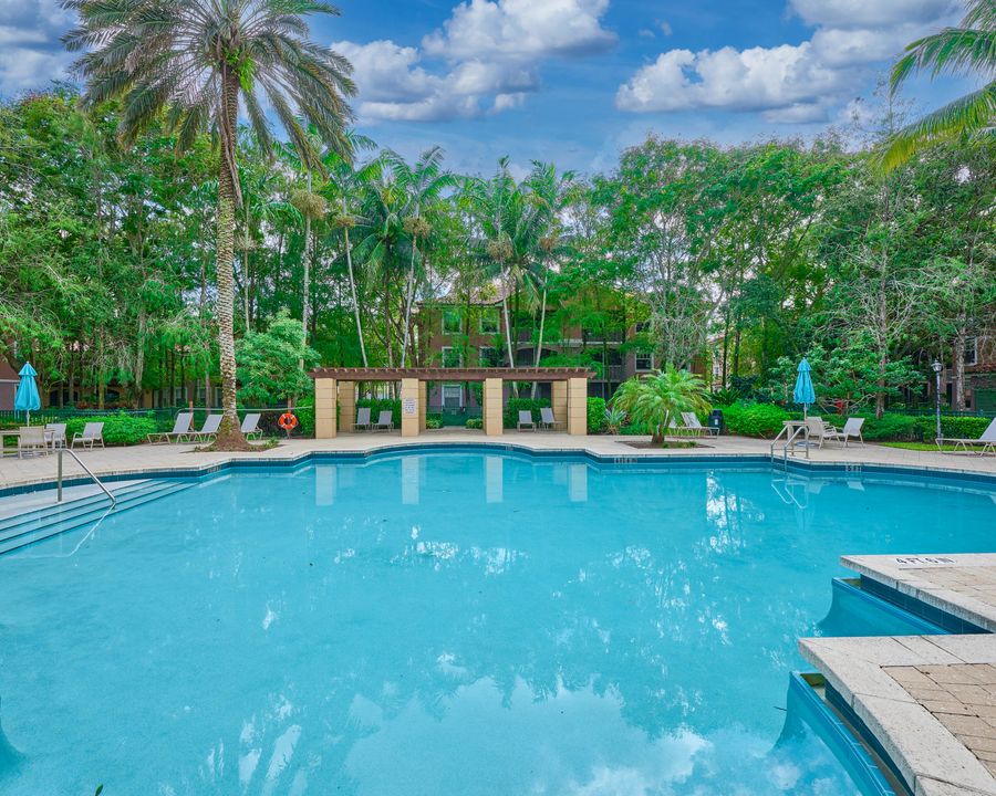 合同活跃: $325,000 (2 贝兹, 2 浴室, 1203 平方英尺)