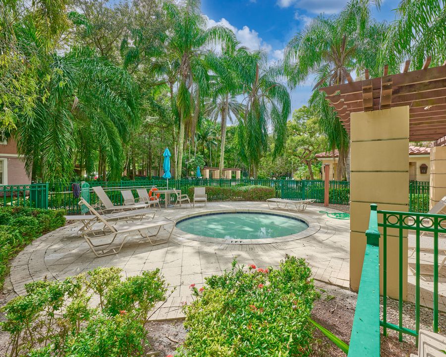 合同活跃: $325,000 (2 贝兹, 2 浴室, 1203 平方英尺)