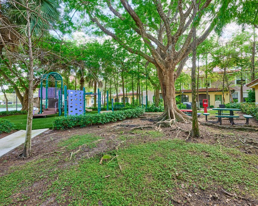 合同活跃: $325,000 (2 贝兹, 2 浴室, 1203 平方英尺)