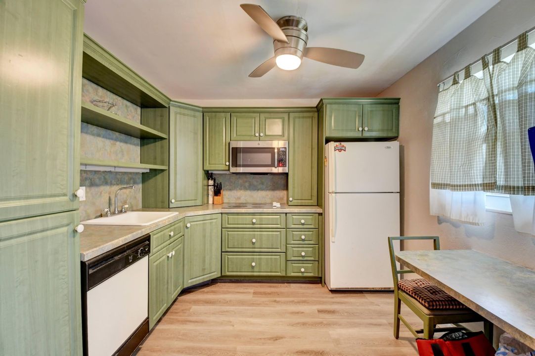 For Sale: $129,000 (2 beds, 2 baths, 960 Square Feet)