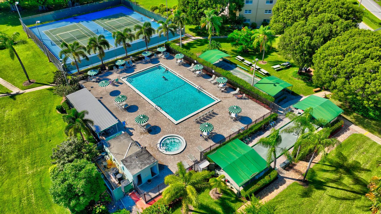 For Sale: $129,000 (2 beds, 2 baths, 960 Square Feet)