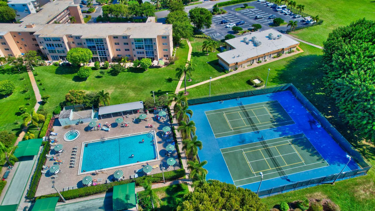 For Sale: $129,000 (2 beds, 2 baths, 960 Square Feet)