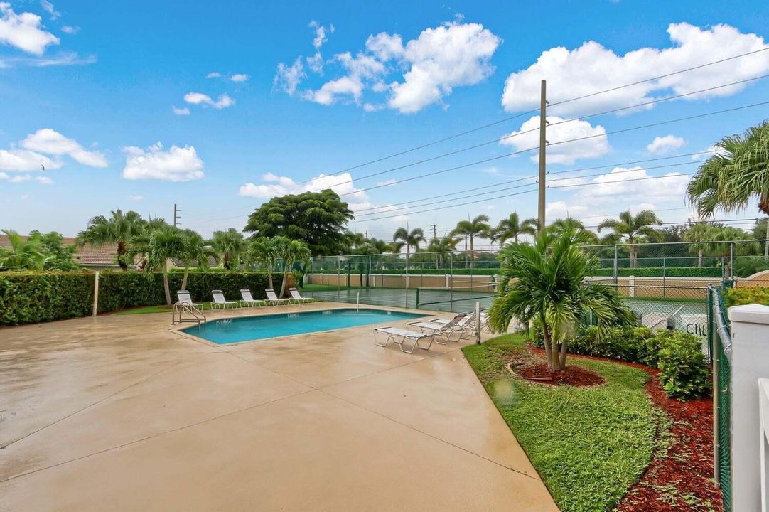 For Sale: $479,900 (3 beds, 2 baths, 1215 Square Feet)