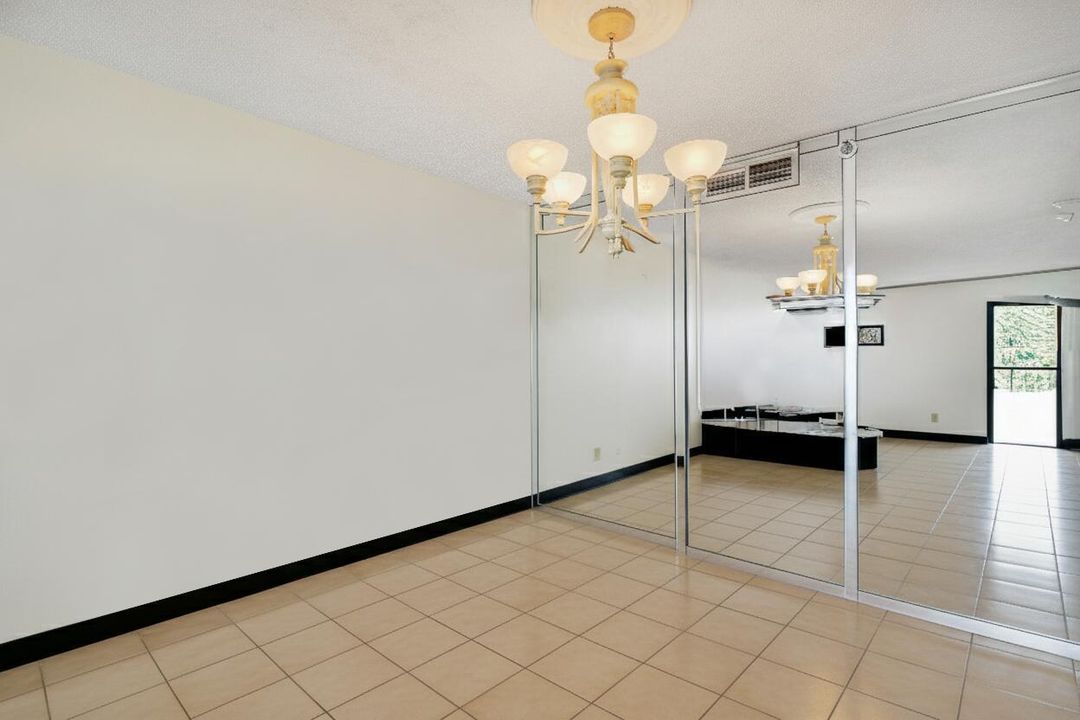 For Sale: $550,000 (1 beds, 1 baths, 987 Square Feet)