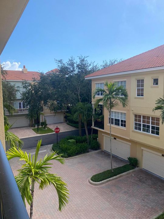 For Sale: $599,000 (3 beds, 3 baths, 2096 Square Feet)