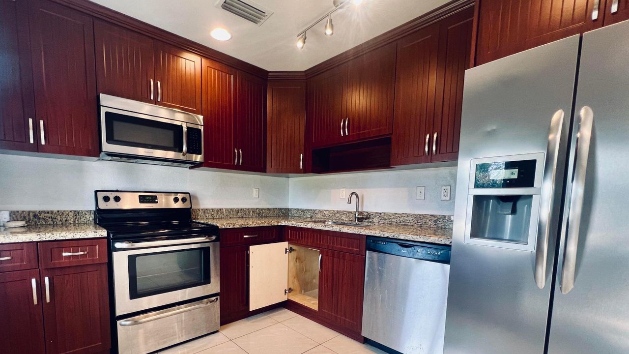 For Rent: $2,400 (2 beds, 2 baths, 800 Square Feet)