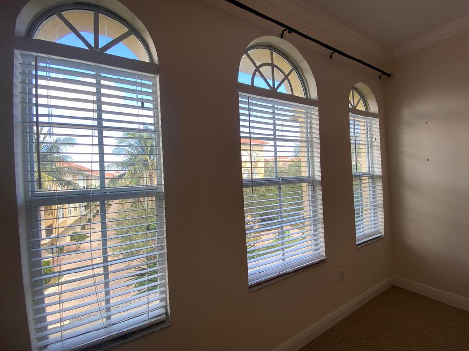 For Sale: $599,000 (3 beds, 3 baths, 2096 Square Feet)