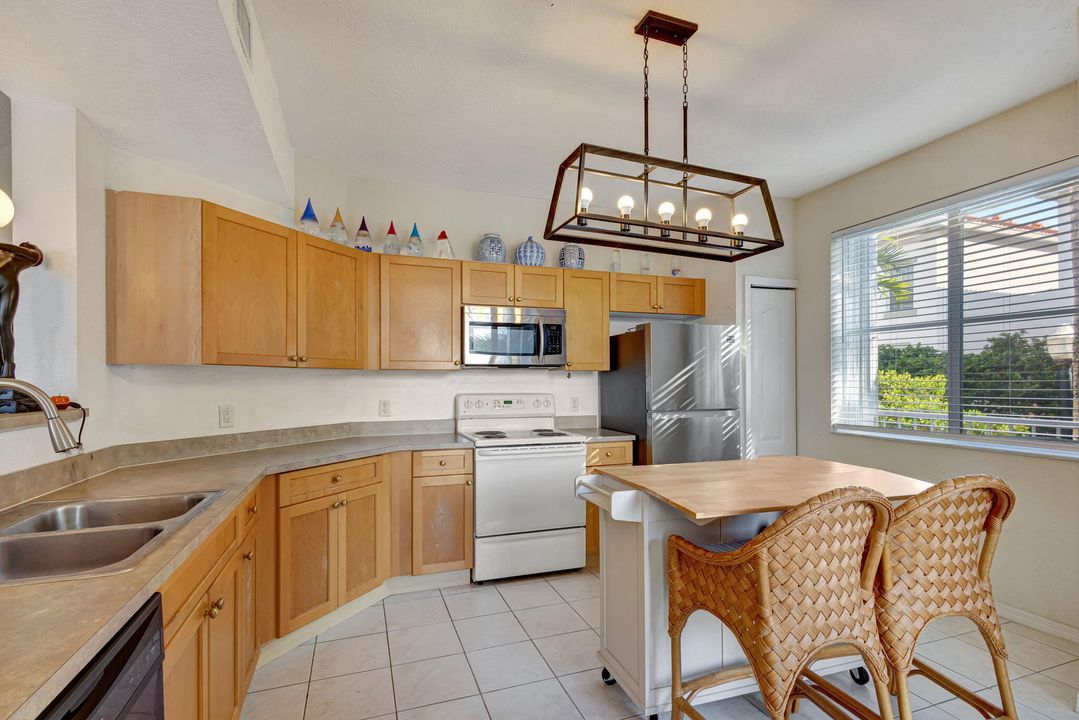 For Rent: $3,500 (2 beds, 2 baths, 1309 Square Feet)