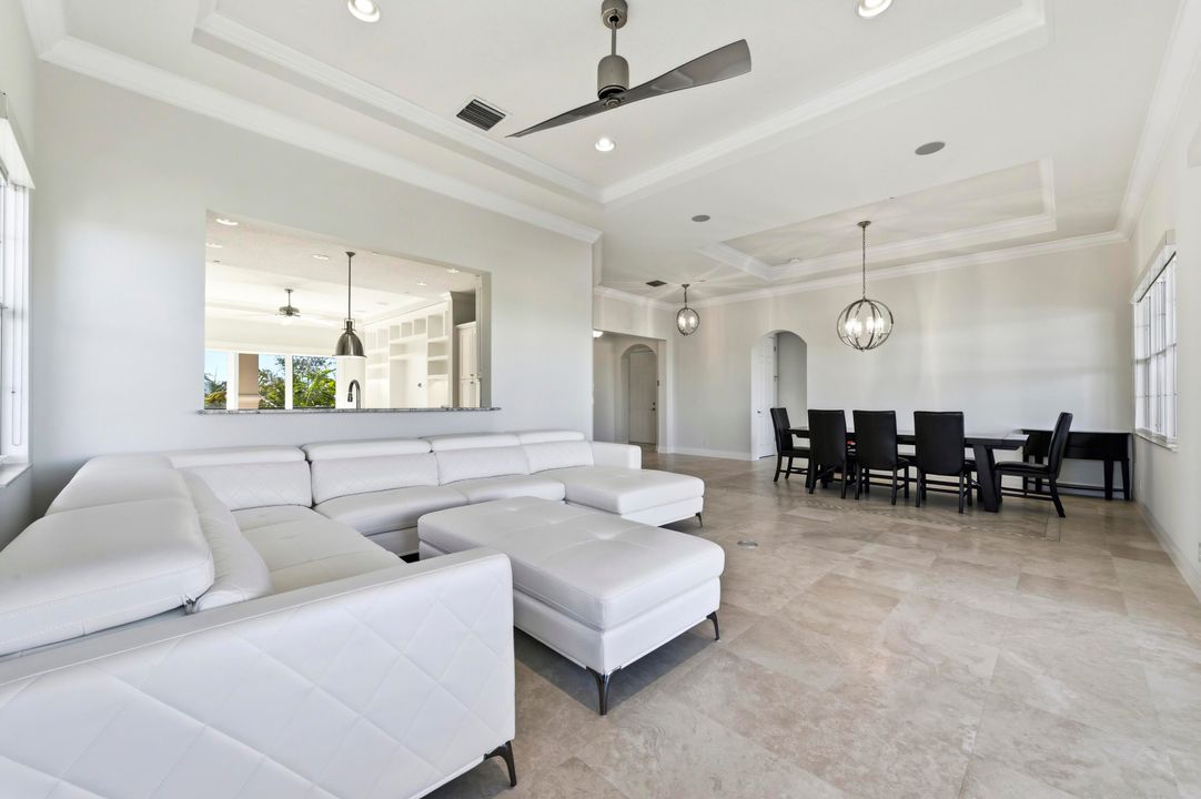 На продажу: $3,349,000 (3 спален, 2 ванн, 2493 Квадратных фут)